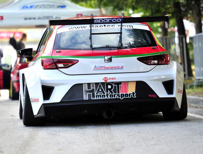 Pokalni seat leon domžalske ekipe Lema Racing, s katerim vozijo tudi v evropskem cestnohitrostnem prvenstvu.  | Foto: Gregor Pavšič