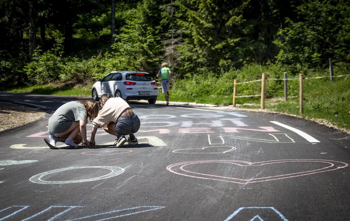 Dirka po Sloveniji 2022 | Ljubitelji kolesarstva bodo od srede do nedelje prišli na svoj račun, saj bo na sporedu dirka Po Sloveniji. Na slovenskih cestah se obeta pravi spektakel, poslikave s spodbudnimi sporočili pa lahko pričakujemo predvsem v soboto na izjemno zahtevnem vzponu na Kolovrat. | Foto Ana Kovač