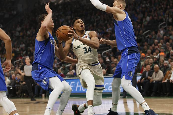 Dallas Milwaukee | Giannis Antetokounmpo je proti Dallasu dosegel kar 48 točk, a to Milwaukeeju ni pomagalo do 19. zaporedne zmage. | Foto Reuters