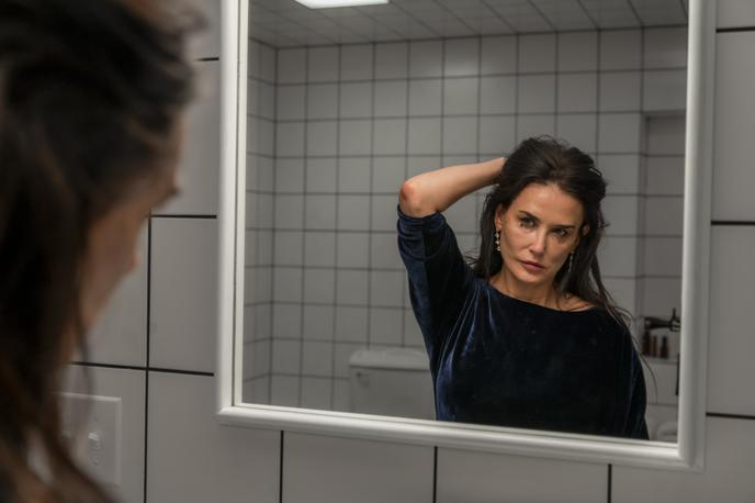 Film Substanca | Demi Moore je v prvo ligo filmskih zvezdnic stopila s filmom Duh ob boku Patricka Swayzeja. Nato je navdušila še v uspešnicah, kot so Zadnji dobri možje, Nespodobno povabilo in Striptiz, a s to vlogo se ji nasmiha oskar. | Foto Fivia