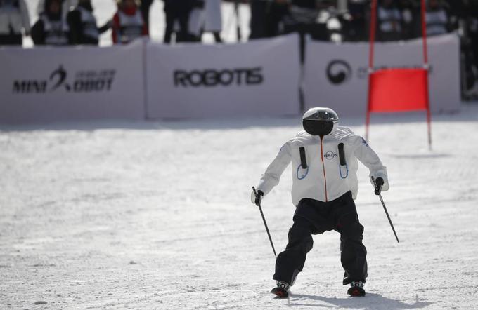 To pomeni, da so morali roboti na smučkah stati na dveh nogah s sklepi, ki so simulirali kolena človeškega smučarja, in v vsaki roki držati smučarsko palico.  | Foto: Reuters