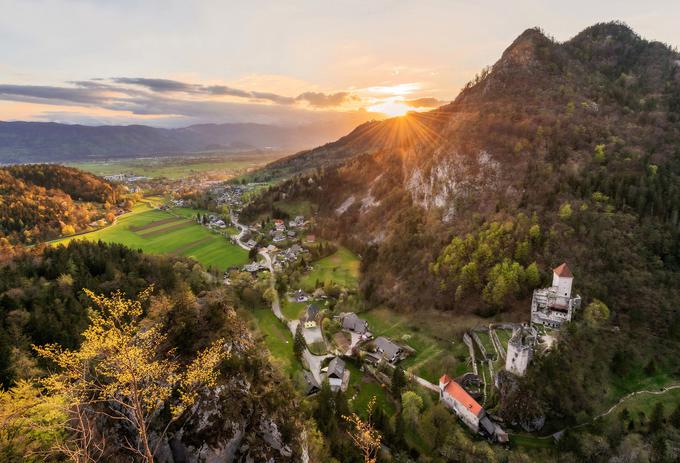 Trasa Juliane vodi tudi mimo Begunj, kjer stojijo ostanki srednjeveškega gradu Kamen. | Foto: Aleš Krivec, arhiv JZTK Radovljica (www.slovenia.info)