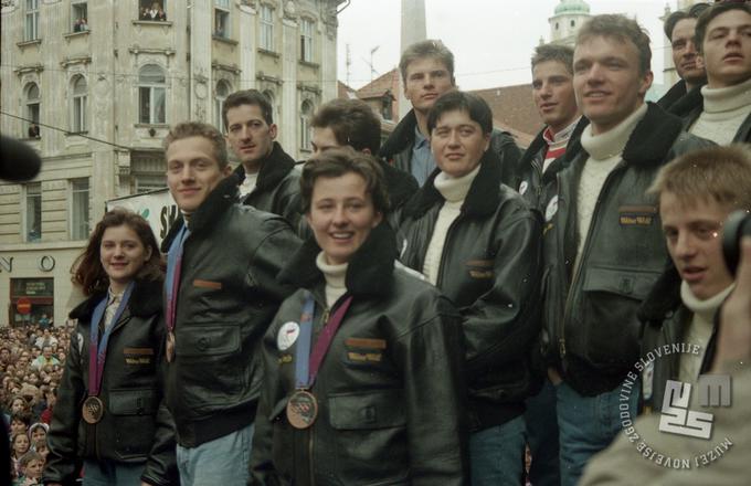 Fotografija s sprejema slovenske olimpijske reprezentance na ljubljanskem Magistratu ob vrnitvi z olimpijskih iger v Lillehammerju. | Foto: Edi Šelhaus, hrani Muzej novejše zgodovine Slovenije.