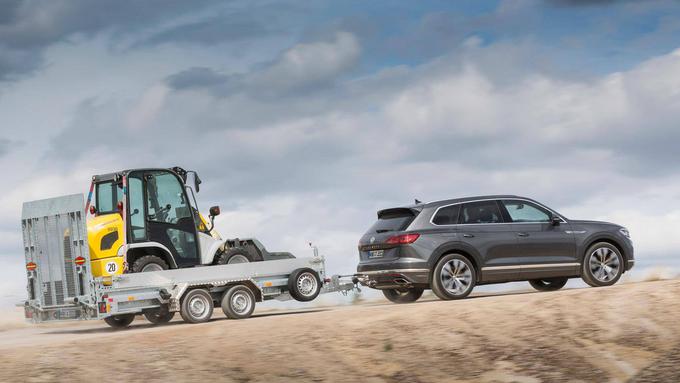 Ena poglavitnih prednosti touarega z osemvaljnim motorjem je bila njegova vlečna sila 3.500 kilogramov. | Foto: Volkswagen