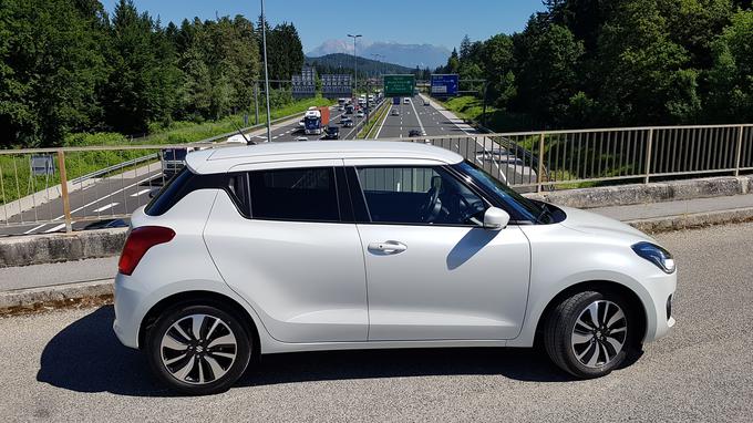 Suzuki swift je primer zelo dobro opremljenega avtomobila do 15 tisoč evrov. Kdor se zadovolji s šibkejšim bencinskim motorjem, lahko pri swiftu za ta denar dobi žaromete LED, samodejno klimatsko napravo, kamero za vzvratno vožnjo, digitalni zaslon, zaviranje v sili in podobno.  | Foto: Gregor Pavšič