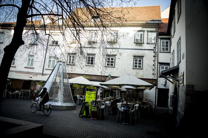 Zimsko zaščiten vodnjak s kipom zlate deklice. | Foto: Ana Kovač