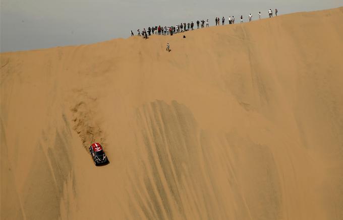 6. januar: voznik ekipe Mini X-Raid Orlando Terranova in njegov sovoznik Bernard Graue v akciji med relijem Dakar. | Foto: Reuters