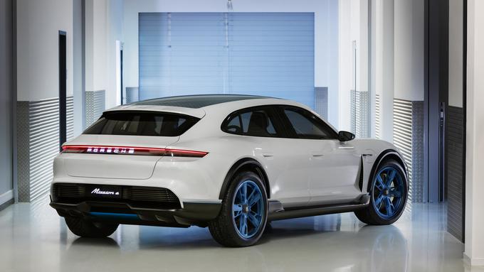 Porsche je koncept E cross turismo predstavil na avtosalonu v Ženevi. | Foto: Porsche