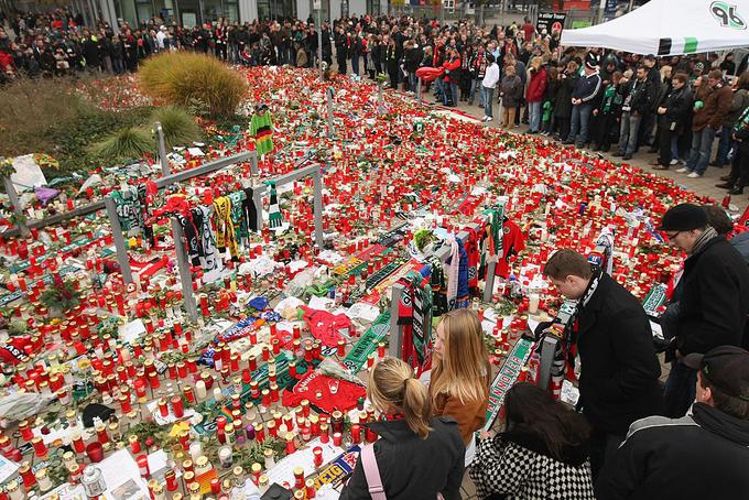 Od svojega idola so se poslavljali številni navijači Hannovra in ljubitelji nemškega nogometa nasploh. | Foto: Getty Images