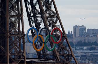 Na Eifflovem stolpu odstranili olimpijske kroge, a ...