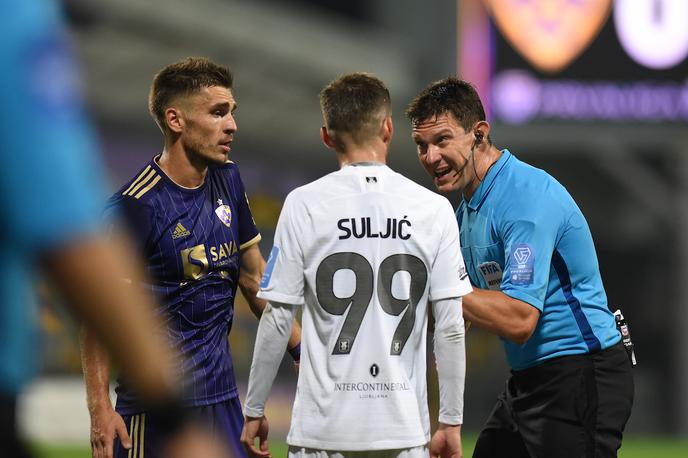 NK Maribor NK Olimpija | Glavni sodnik tokratnega derbija Matej Jug je bil spet v središču pozornosti. | Foto Miloš Vujinović / Sportida