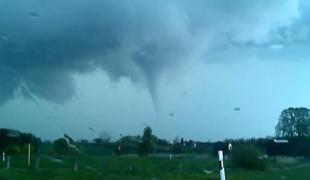 Na severu Nemčije divjal tornado, ena oseba umrla (video)