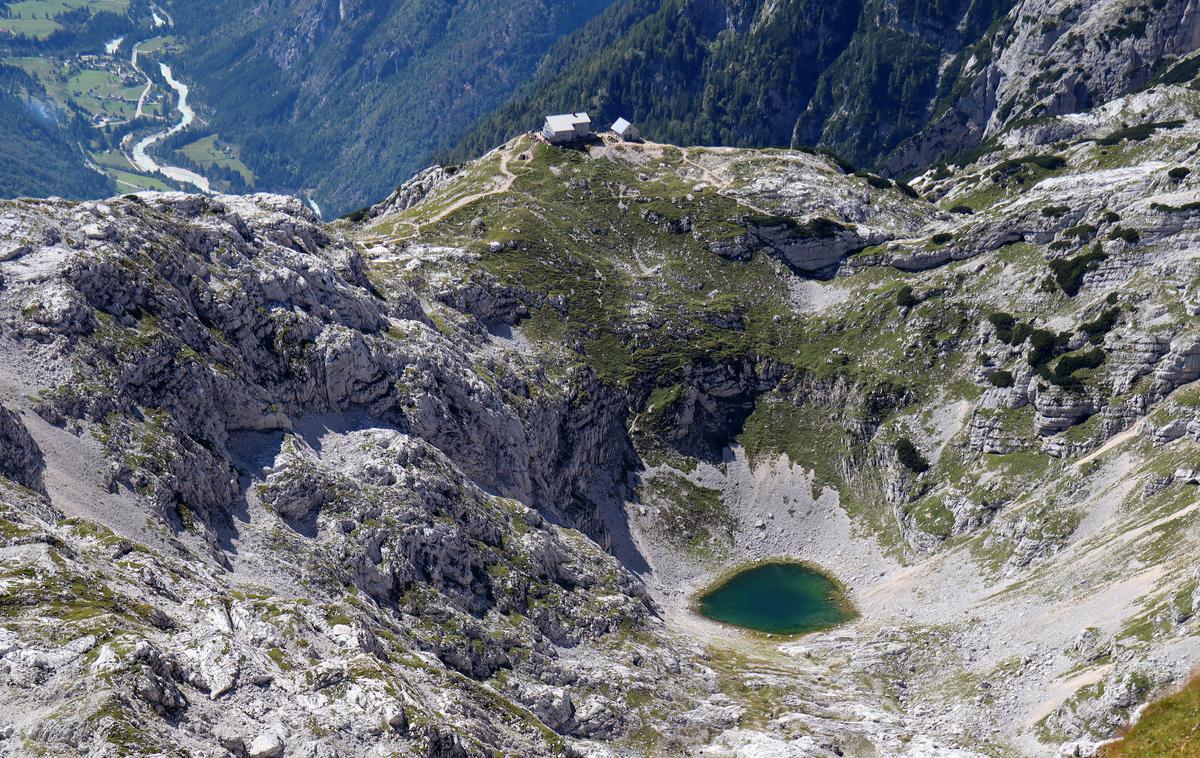 Stenar Kriški podi | Pogled s poti na Stenar nad Srednje Kriško jezero in Pogačnikov dom nad njim. | Foto Matej Podgoršek