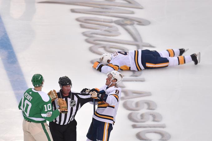 Ryan Ellis in prekrškar Corey Perry sta predčasno končala srečanje. | Foto: Reuters