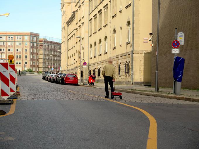 "Zanimata me povezava med tehnologijo in družbo ter vpliv tehnologije in kako nas ta oblikuje. Zdi se mi, da se tehnologija ne prilagaja nam, temveč ravno obratno." | Foto: SimonWeckert.com