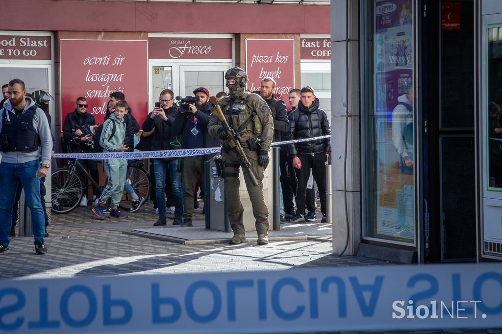 Moški z nožem grozi na Bavarskem dvoru