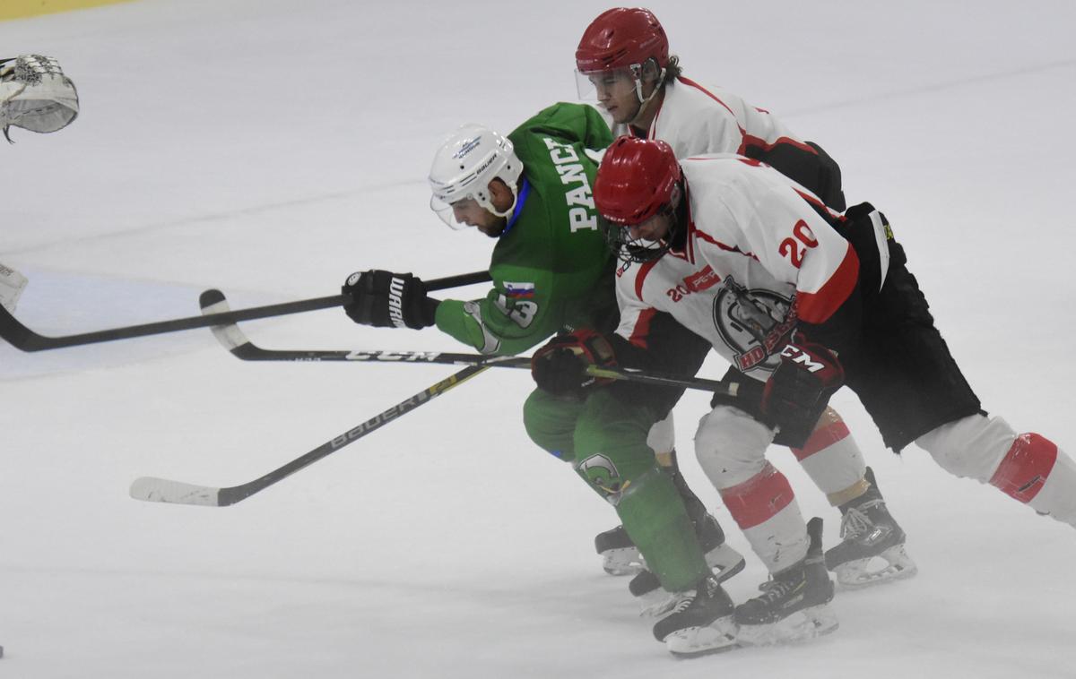 ol jes | Šest igralcev Olimpije in HD Hidra Jesenice je prejelo disciplinsko kazen igre, moštvi sta skupaj nabrali kar 338 kazenskih minut. Olimpija je zmagala z 8:0. | Foto Eva Brili Grebenar