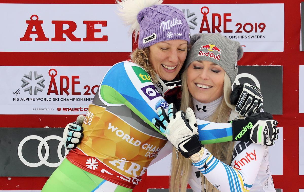 Ilka Štuhec Lindsey Vonn | Ilka Štuhec in Lindsey Vonn sta skupaj stali na odru za zmagovalke na smuku na svetovnem prvenstvu v Aareju. Američanka je takoj poslala besede spodbude Slovenki, ki si je danes poškodovala obe koleni. | Foto Sportida