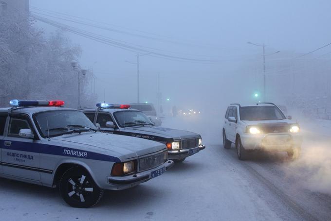 Avtomobili morajo biti prilagojeni skrajno nizkim temperaturam. Kdor se ustavi le v trgovini, pusti motor avtomobila raje kar prižgan. | Foto: 