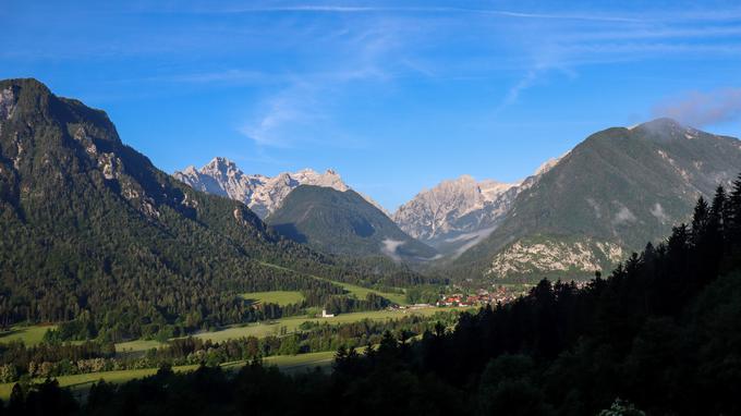 Izhodišče nad vasjo Dovje. Jutranji pogled na Mojstrano, Vrata in Triglav. | Foto: Matej Podgoršek