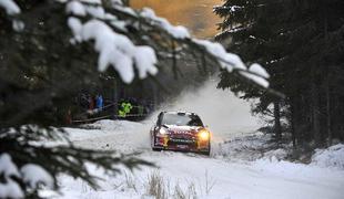 Jari 17 sekund pred Mikkom, Loeb izgubil dve minuti