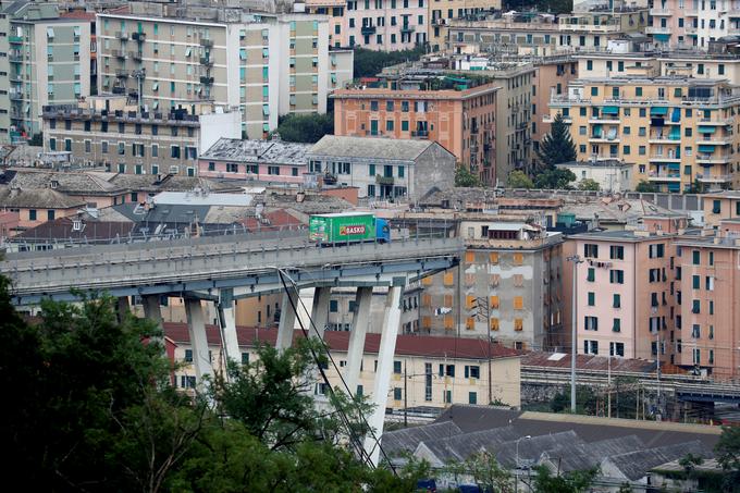 Modri tovornjak z zeleno prikolico je postal simbol tistih, ki so se 14. avgusta 2018 za las izognili tragediji. | Foto: Reuters