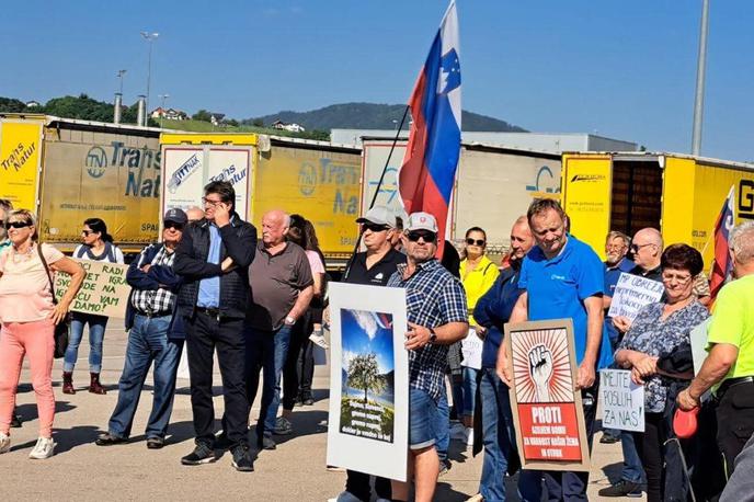 protest, Pobrežje, azini dom | Sklepa sodišča so že poslali strankam, vendar še nista pravnomočna in se je zoper njiju mogoče pritožiti, so dodali. | Foto STA