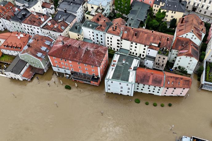 poplavljen Passau, Bavarska | Mesto Passau na Spodnjem Bavarskem je danes zaradi poslabšanja poplavnih razmer razglasilo katastrofo in opozorilo pred vstopom na poplavne dele mesta. Številne ulice in trgi so zaprti, pouk v šolah pa odpovedan. Tiskovni predstavnik mestnih oblasti je dejal, da naj bi gladina Donave popoldne dosegla okoli deset metrov. | Foto Reuters