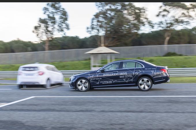 Oprt na bogato dediščino devetih predhodnih generacij in trinajst milijonov izdelanih starejših bratov ponovno dviguje varnostno lestvico. | Foto: Mercedes-Benz