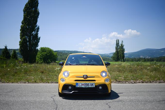 Za 30 tisočakov lahko na slovenskem trgu že dobite tudi avtomobil s 300 "konji", zelo zmogljivega leona cupro na primer. A noben ljudski športnik ne ponuja toliko teatralnosti in samozavesti kot ta mali in nabriti abarth. | Foto: Ciril Komotar