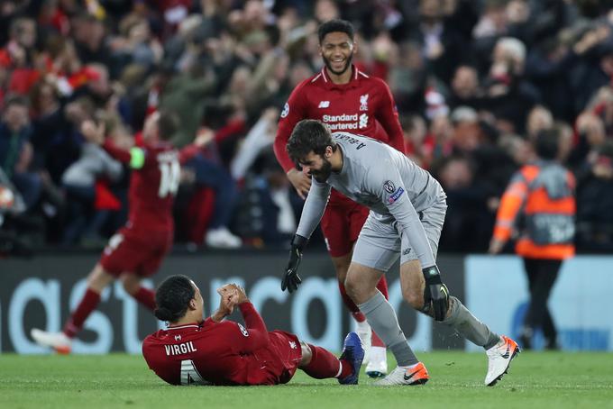 Alisson Becker v objemu soigralcev po veliki zmagi | Foto: Reuters