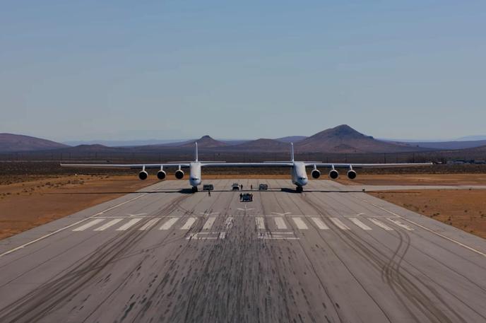 Stratolaunch | Stratolaunch na vzletni stezi letališkega kompleksa v ameriški zvezni državi Nevada. Vzletno stezo bo letalo za to, čemur je namenjena, torej vzletanju, prvič predvidoma uporabilo prihodnje leto, za zdaj pa se po njej samo vozi in dosega vedno večje hitrosti. | Foto YouTube