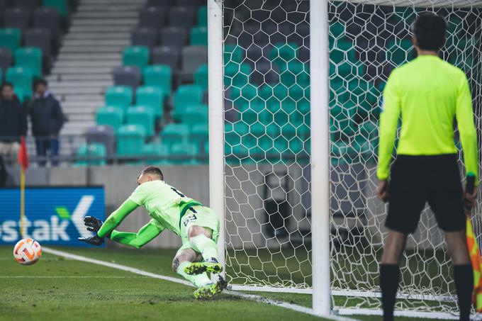 Matevž Vidovšek je ubranil enajstmetrovki Žanu Karničniku in Klemnu Nemaniću. | Foto: Grega Valančič/Sportida