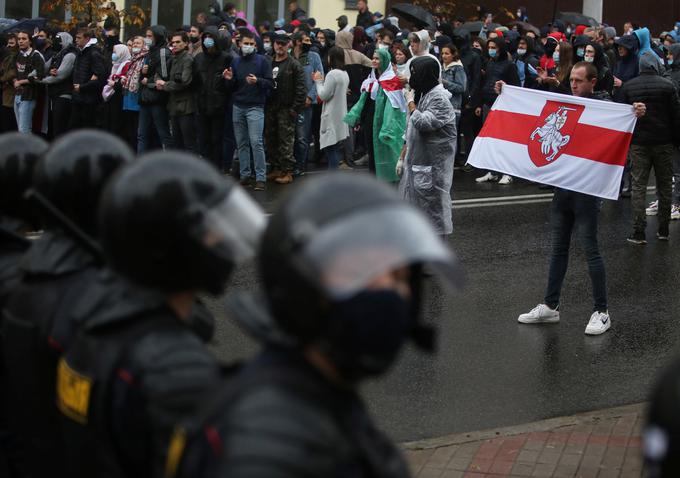 V prvi vrsti protestov proti Lukašenku so zlasti mladi, ki so še najbolj naveličani predsednika, ki jim vlada nepretrgoma že 26 let. Oblast se je na proteste odzvala s policijskim nasiljem in povračilnimi ukrepi proti protestnikom. Tako oblast študente, ki sodelujejo na protestih, izključuje iz univerz. | Foto: Reuters