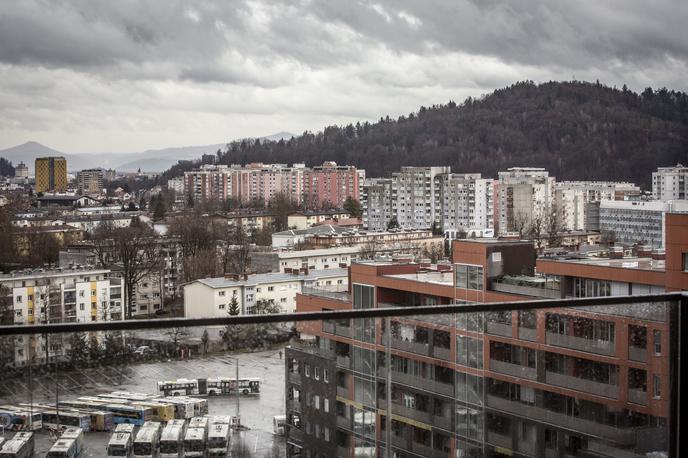 Soseska Kvartet. Stanovanje nepremičnine nepremičnina novogradnja blok | Lastništvo in druge podrobnosti o nepremičnini lahko preverite tudi sami iz domačega naslanjača. In pri tem se vam ni treba zanašati na nikogar drugega. | Foto Bojan Puhek