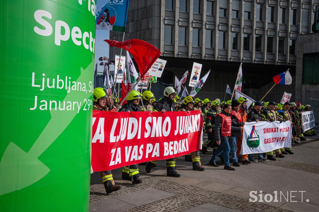 Protestni shod poklicnih gasilcev pred poslopjem vlade. gasilci