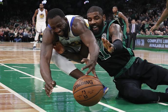 Draymond Green, Kyrie Irving | Košarkarji ekipe Golden State Warriors so s 115:111 premagali Boston Celtics. Z deseto zaporedno zmago so prekinili niz petih zaporednih zmag Bostona.  | Foto Reuters