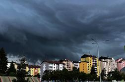 Sredi dneva in popoldne se obetajo krajevne plohe in nevihte