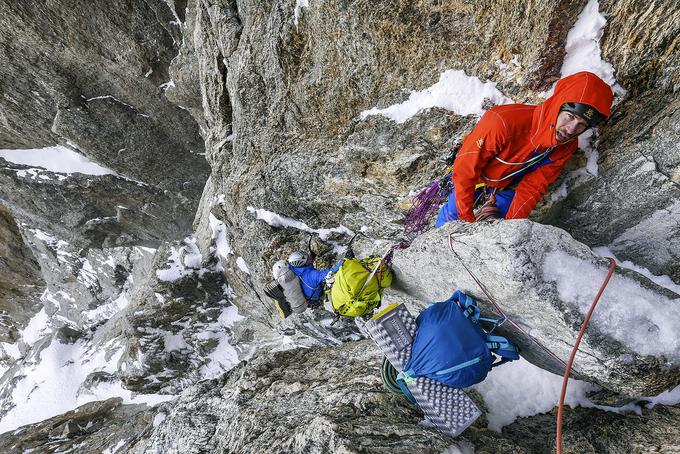 Aleš Česen v najstrmejšem delu med vzponom na Arjuno (6.250 m). | Foto: Marko Prezelj