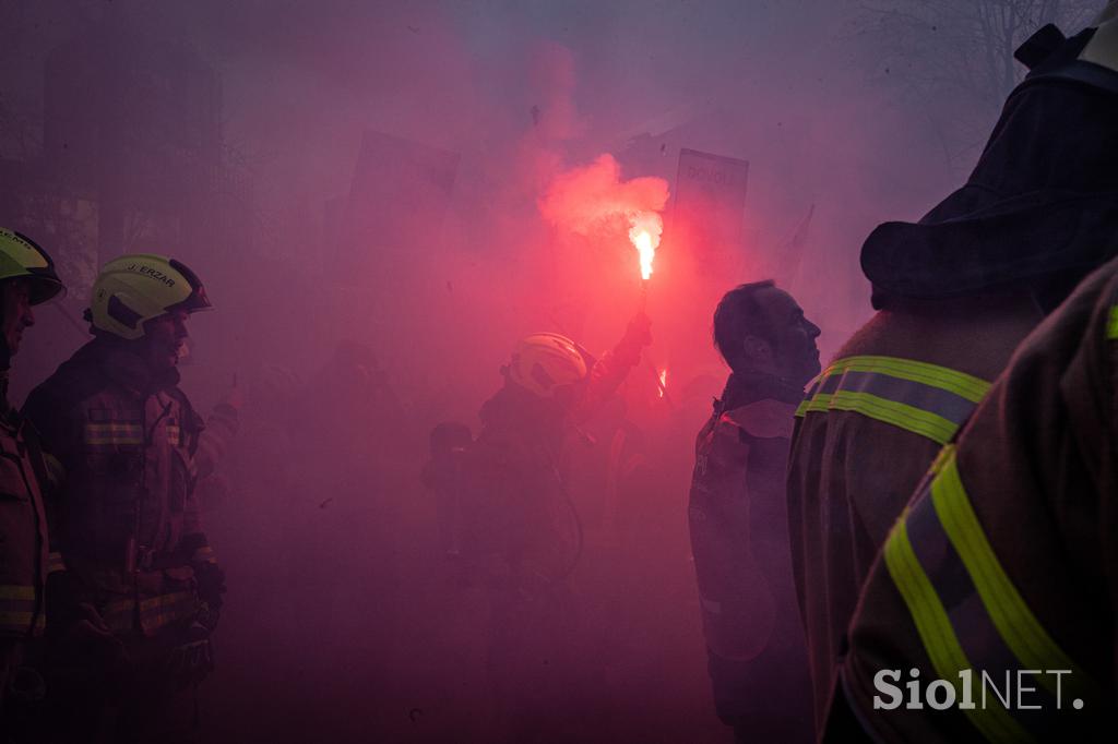 Protestni shod poklicnih gasilcev pred poslopjem vlade. gasilci