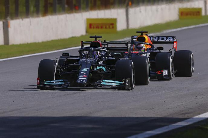 Verstappen Hamilton | Lewis Hamilton in Max Verstappen v napetem dvoboju v Interlagosu | Foto Guliver Image