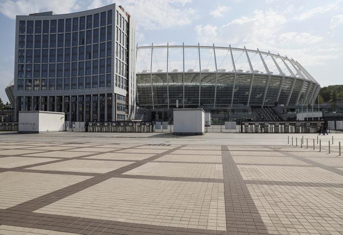 Olimpijski stadion v Kijevu, ki sprejme 65 tisoč gledalcev in je v zadnjem desetletju gostil kopico odmevnih nogometnih tekem, je pripravljen za začetek ukrajinskega prvenstva. | Foto: Reuters