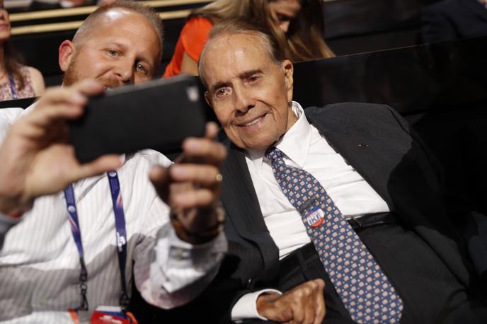 Bob Dole, nekdanji senator, na konvenciji republikancev, Cleveland | Dole je bil senator med letoma 1969 in 1996, od tega je bil enajst let vodja republikancev v senatu ter tri leta vodja republikanske večine. Senatorka je bila tudi njegova žena Elizabeth Dole. | Foto Reuters