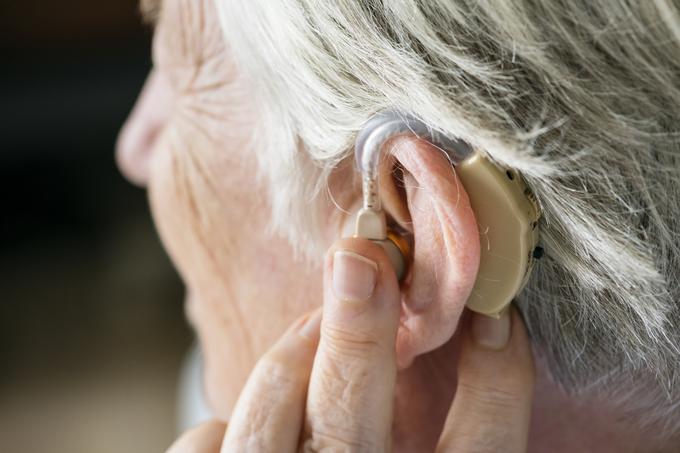 Naročnik oglasa zavaja potrošnike, da naj bi bil čudežni mikročip primerljiv s slušnimi aparati in da naj bi uporabniku stoodstotno povrnil slušne sposobnosti. | Foto: Getty Images