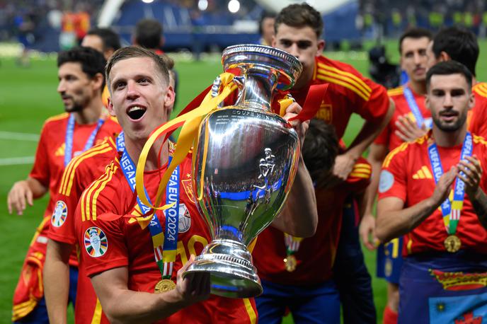 Dani Olmo | Daniel Olmo Carvajal je eden najboljših španskih nogometašev. Rodil se je 7. maja 1998 v Terrassi, četrtem največjem mestu v Kataloniji. Pri Barceloni je nabiral nogometne korake od devetega leta dalje, pri 16. pa se je na presenečenje nogometne javnosti iz Barcelone preselil v Zagreb in kariero nadaljeval pri Dinamu. Na Euru v Nemčiji je prispeval tri zadetke in dve podaji. | Foto Guliverimage