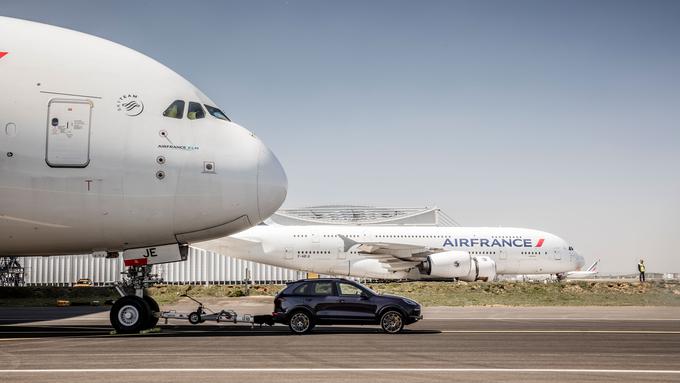 Kontrast med dvema strojema je bil zares izjemen. Zanimiva je tudi primerjava količine energije, ki jo zmoreta v svojih rezervoarjih nositi največji Porschejev SUV in največji airbus. Porsche cayenne S diesel ima 85-litrski rezervoar, porsche cayenne turbo S 100-litrskega, največje potniško letalo na svetu A380 pa lahko v svoje rezervoarje natoči okoli 315 tisoč litrov letalskega goriva. | Foto: Porsche