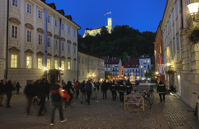 Protestniki so okoli 19. ure čez staro mestno jedro krenili proti Prešernovemu trgu.  | Foto: Ana Kovač