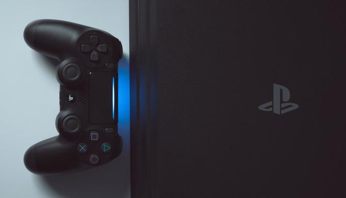 Z diskom SSD je (bilo) sicer mogoče nadgraditi tudi PlayStation 4 (na fotografiji), a gre za poseg, ki se ga mnogi tehnično manj vešči igralci niso lotili. Solidno velik disk SSD, na primer tak s kapaciteto enega terabajta, je bil do lanskih konkretnih pocenitev glede na ceno PlayStationa 4 oziroma modela Pro tudi precej drag, saj bi predstavljal več kot polovico cene nove igralne konzole.  | Foto: Unsplash