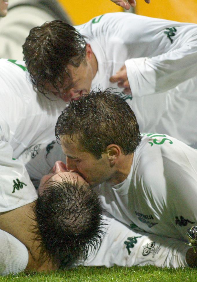 Leta 2004 je dosegel zadetek na kvalifikacijski tekmi v Celju proti Italiji. Slovenija je zmagala z 1:0, mladi Cesar pa je proslavljal strelski prvenec v državnem dresu. | Foto: Reuters