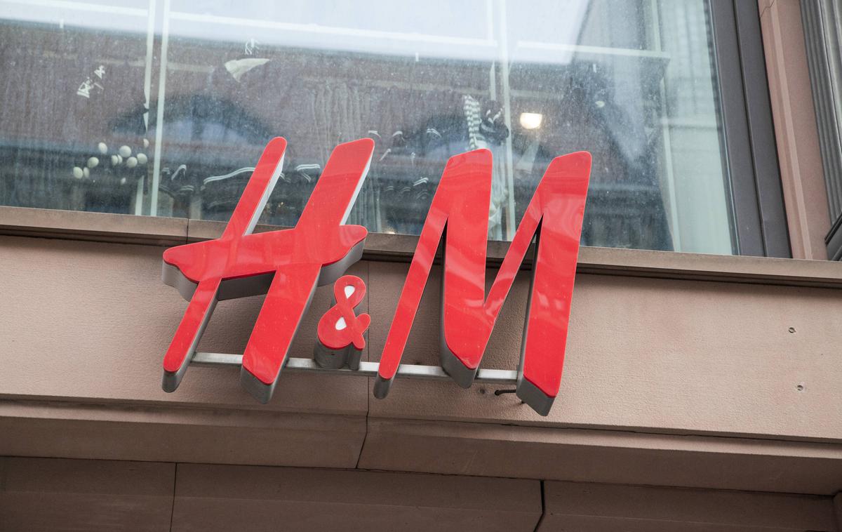 H&M |  V podjetju so se za oglas opravičili in naznanili, da preučujejo možnosti, kako bodo v prihodnje predstavljali oglaševalske kampanje. | Foto Guliverimage